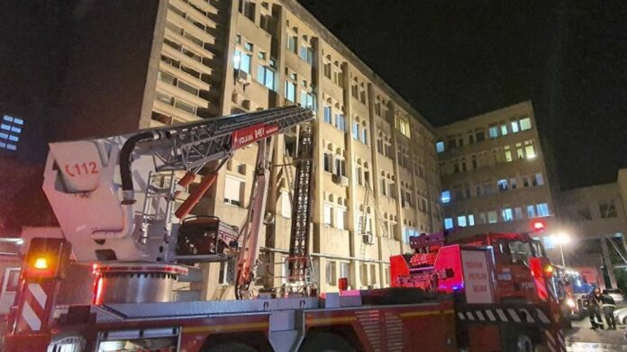 Σκηνές χάους στη Ρουμανία: Πυρκαγιά σε νοσοκομείο – Σκοτώθηκαν 10 διασωληνωμένοι ασθενείς με κορωνοϊό