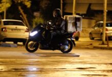Γιατί βλέπεις πολλούς 50αρηδες να κάνουν delivery