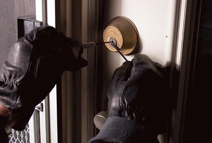 Θεσσαλονίκη: Μπούκαραν σε διαμέρισμα στην Καλαμαριά και άρπαξαν χρήματα και χρυσαφικά