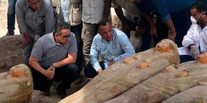 Αίγυπτος: Ανακαλύφθηκαν 100 άθικτες σαρκοφάγοι στην Νεκρόπολη της Σακκάρα στο Κάιρο