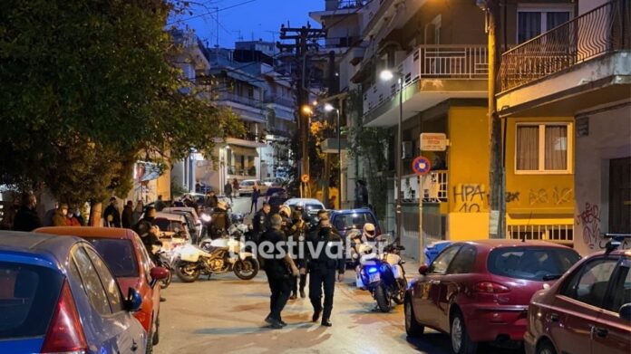 Θεσσαλονίκη: Νεαροί χτύπησαν αστυνομικούς που πήγαν να τους ελέγξουν (ΦΩΤΟ-VIDEO)