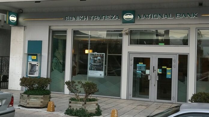 Συνωστισμός σε τράπεζα: Μήνυση σε διευθύντρια που παραδέχθηκε ότι είχε «υπεράριθμους» πελάτες