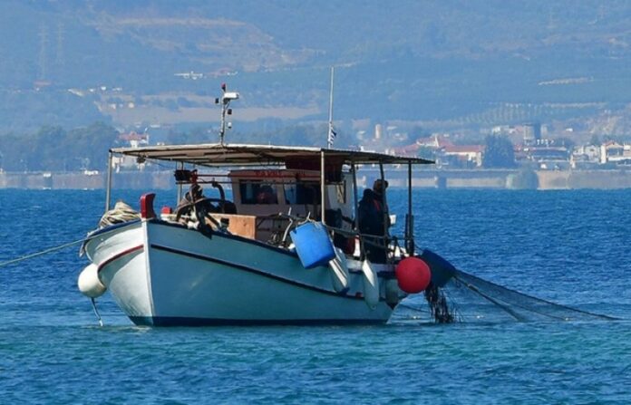 Ελληνο-ιταλική συμφωνία ΑΟΖ: «Οργώνουν» το Αιγαίο ιταλικά αλιευτικά μέσα στα ελληνικά χωρικά ύδατα