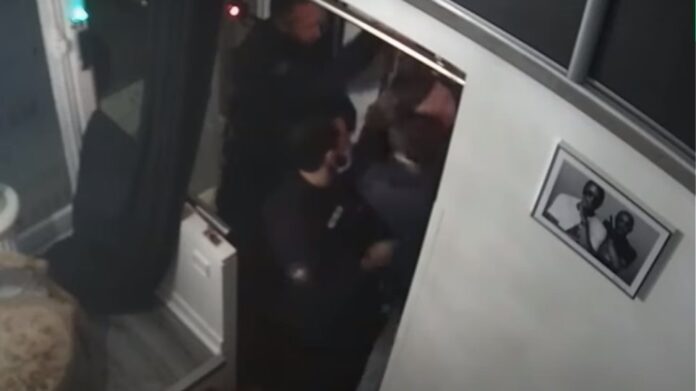 Γαλλία: Προφυλακιστέοι οι τρεις αστυνομικοί για τον ξυλοδαρμό μαύρου μουσικού παραγωγού