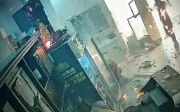 Η τρομακτική στιγμή της έκρηξης σε κουζίνα εστιατορίου – Άνθρωποι έτρεχαν πανικόβλητοι-(VIDEO)