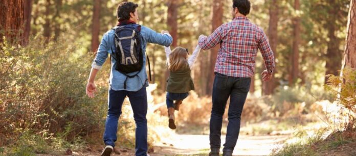 Κομισιόν σε κράτη-μέλη: «Επιτρέψτε άμεσα την υιοθεσία παιδιών από ομόφυλα ζευγάρια – Εγκληματίας όποιος διαφωνεί»