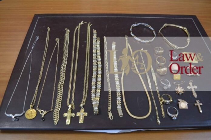 Με αγκαλιές και φιλιά τους έκλεβαν τα χρυσαφικά!