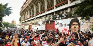 Φίλαθλοι συγκρούστηκαν με την αστυνομία προσπαθώντας να πλησιάσουν τη σορό του Μαραντόνα – (VIDEO)