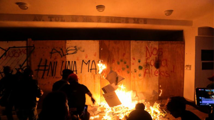 Μεξικό: Αντιδράσεις μετά τα αστυνομικά πυρά σε διαδήλωση φεμινιστριών στο Κανκούν (VIDEO)