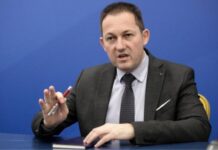 Πέτσας για Τσίπρα: Η χώρα χρειάζεται λιγότερο λαϊκισμό και περισσότερη σοβαρότητα