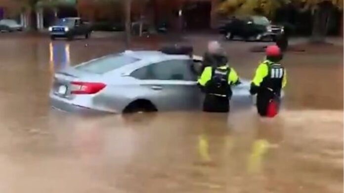 Βόρεια Καρολίνα: Απίστευτη διάσωση ύστερα από «θεομηνία» – (VIDEO)