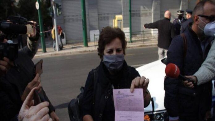 Πολυτεχνείο: Ακυρώθηκε το πρόστιμο των 300 ευρώ για τη γυναίκα που άφησε ένα λουλούδι