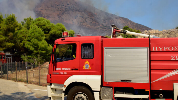 Θεσσαλονίκη: Φωτιά καίει λάστιχα κοντά στη γέφυρα του Γαλλικού (φωτο & video)