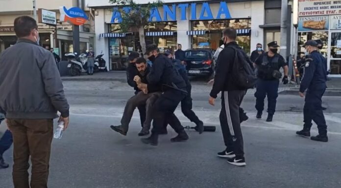 Ρέθυμνο: Συλλήψεις στη συγκέντρωση για το Πολυτεχνείο – «Σηκωτούς» παίρνουν τους διαδηλωτές (VIDEO)