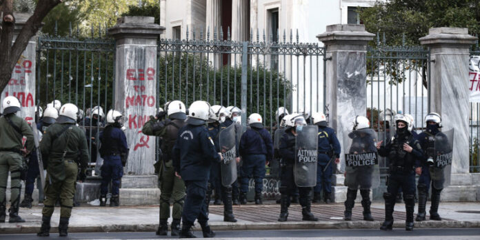 Μετά το σάλο που δημιουργήθηκε, η ΕΛ.ΑΣ αναγκάστηκε σε “παροχή διευκρινήσεων”, επί της απαγόρευσης συναθροίσεων