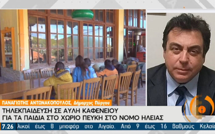 Τάμπλετ στους μαθητές της Ηλείας που κάνουν τηλεκπαίδευση στο καφενείο με κινητό – “Στημένη” η φωτό καταγγέλλει η ΝΔ