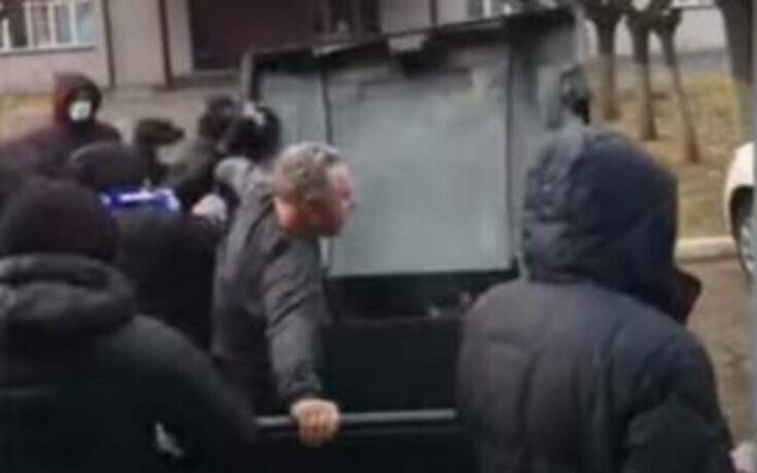 Οπαδοί πέταξαν στον κάδο σκουπιδιών τον διευθυντή του γηπέδου-(VIDEO)