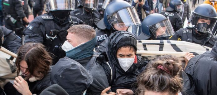 «Καζάνι» που βράζει η Ευρώπη – Μαζικές διαδηλώσεις κατά των σκληρών περιοριστικών μέτρων σε πολλές χώρες (VIDEO)