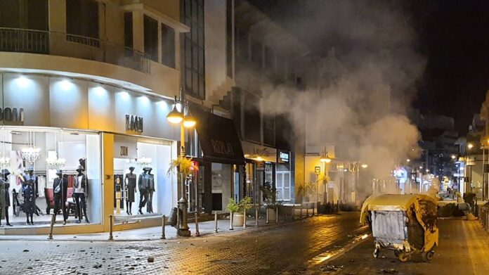 Λεμεσός: 30 συλλήψεις για τα χθεσινά επεισόδια για τα μέτρα προστασίας από τον κορωνοϊό-(ΦΩΤΟ)