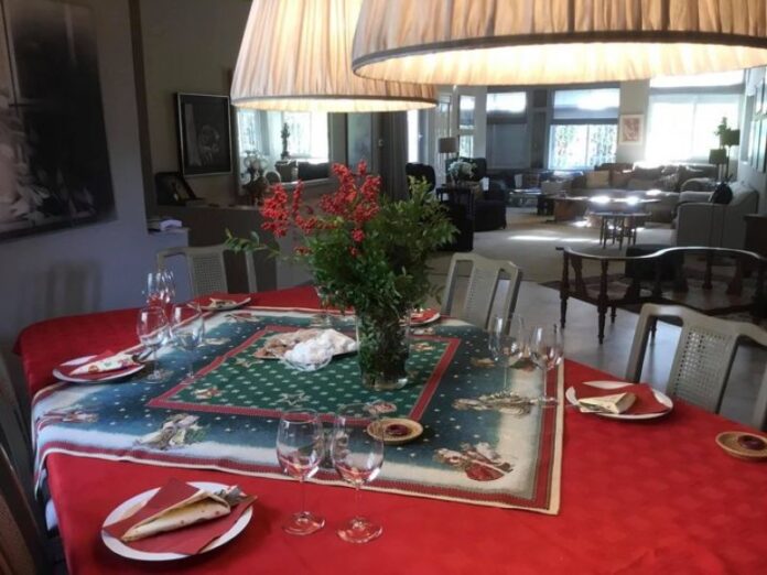 Οι ευχές της Ακρίτα στον Χρήστο Παππά από την μονοκατοικία της στη Φιλοθέη