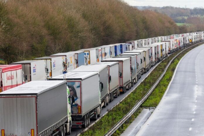 Βρετανία: Ξεμπλόκαρε το λιμάνι του Ντόβερ – Αναχώρησαν πάνω από 4.500 νταλίκες