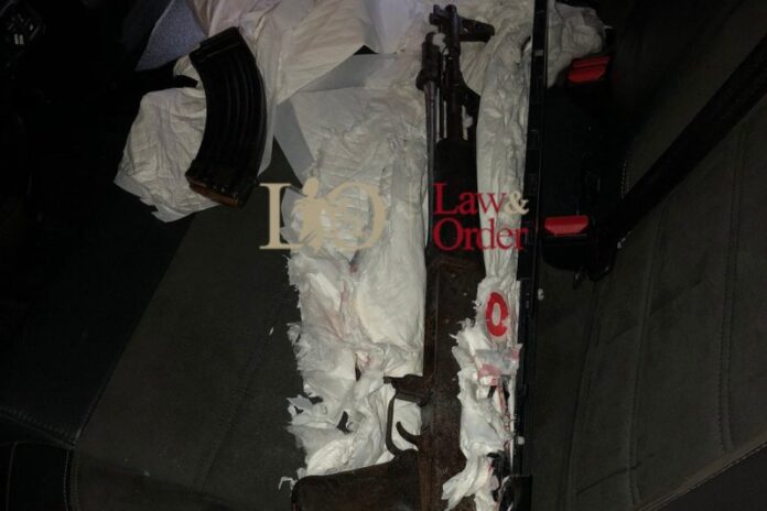 Η ΔΙΑΣ Αθηνών εντόπισε καλάσνικοφ και σφαίρες μέσα σε κλεμμένο αυτοκίνητο (ΦΩΤΟ)