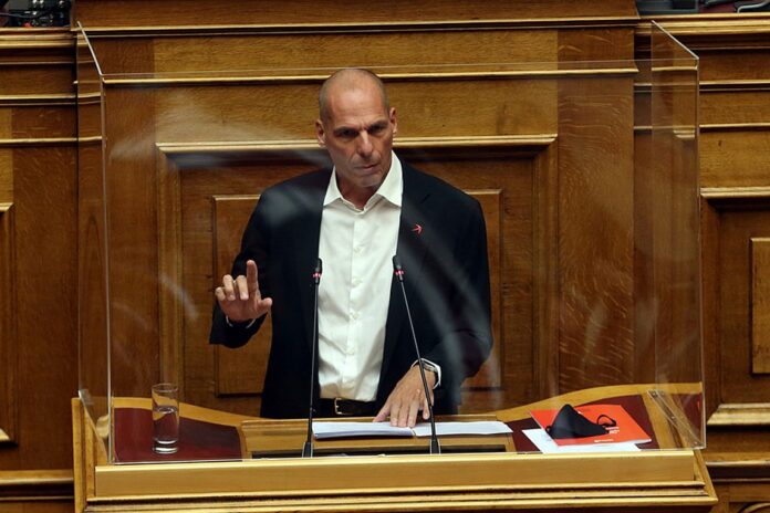 Βαρουφάκης: Η ύφεση θα πάει προς το 15%