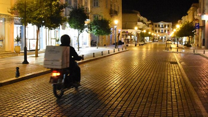 Κουκουλοφόροι με μαχαίρια επιχείρησαν να κλέψουν ντελιβερά στο κέντρο της Καλαμάτας