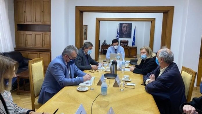 Κικίλιας-Θεοδωρίδου ενημέρωσαν τους εκπροσώπους των κομμάτων για τους εμβολιασμούς