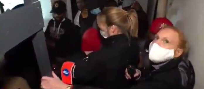 Βέλγιο: Έστειλαν… δύο γυναίκες αστυνομικούς για να σταματήσουν πάρτι μεταναστών! – (VIDEO)