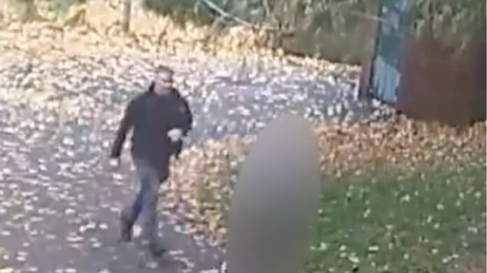 Αγγλία: Καρέ-καρέ η σεξουαλική επίθεση σε γυναίκα σε πολυσύχναστο πάρκο