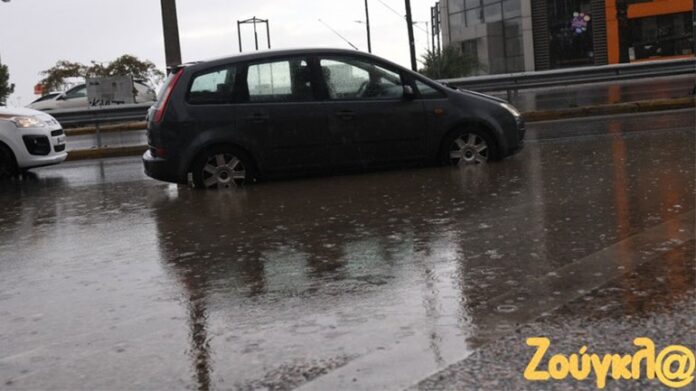 Πλημμύρισαν δρόμοι στα νότια προάστια λόγω της κακοκαιρίας – Εγκλωβίστηκαν και οδηγοί