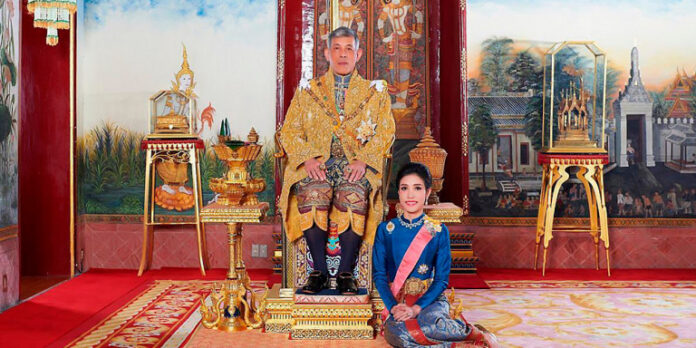 Εχθροί της ερωμένης του βασιλιά της Ταϊλάνδης έστειλαν 1.400 σέξι και γυμνές φωτό της σε… αντιπάλους του!