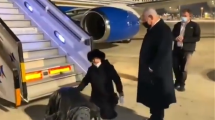 Ο Νετανιάχου υποδέχτηκε στο Τελ Αβίβ τον πρώην κατάσκοπο του Ισραήλ στις ΗΠΑ (Video)