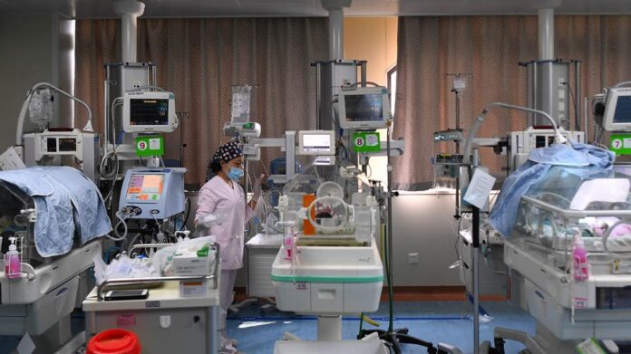 Λονδίνο: «Σαρώνει» ο ιός, «άρον-άρον» η έγκριση του εμβολίου της AstraZeneca