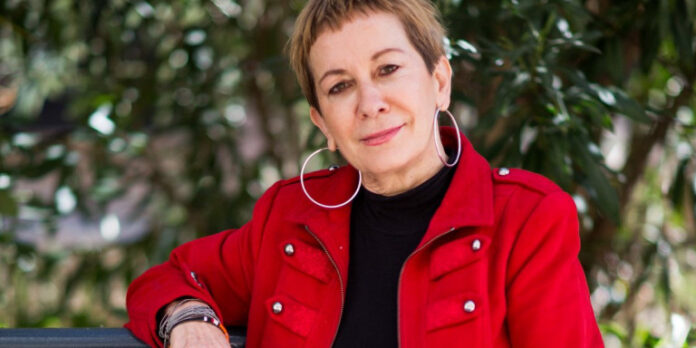 Λένα Διβάνη: «Στην ανεργία θα σφουγγάριζα σκάλες, ένας άνδρας καθηγητής Πανεπιστημίου θα έκανε το ίδιο;»