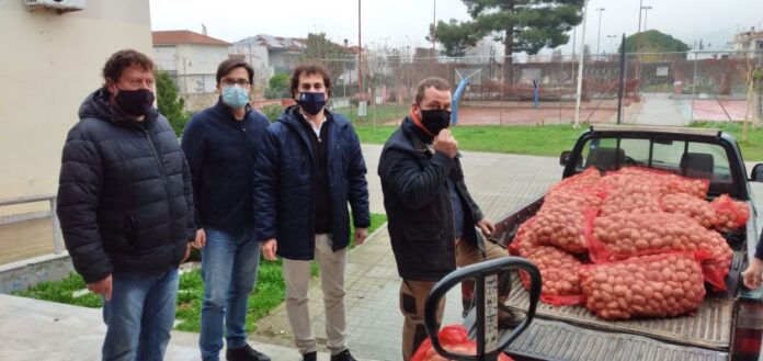 Παραγωγός της Αγριάς πρόσφερε 800 κιλά πατάτες στο Κοινωνικό Παντοπωλείο