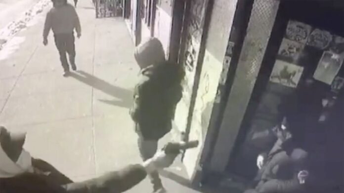 Βίντεο-σοκ: Η στιγμή που 16χρονος πυροβολείται θανάσιμα μέρα μεσημέρι στο Μπρονξ