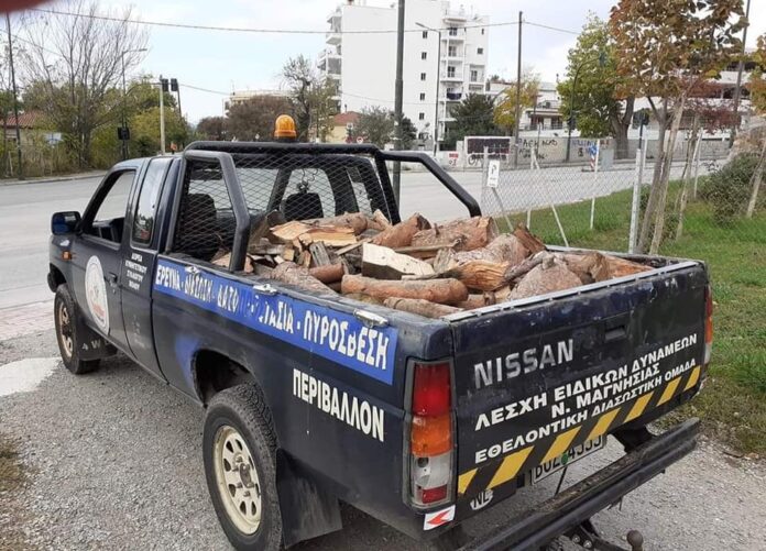 Διανομή τροφίμων και καυσόξυλων σε άπορους του Βόλου