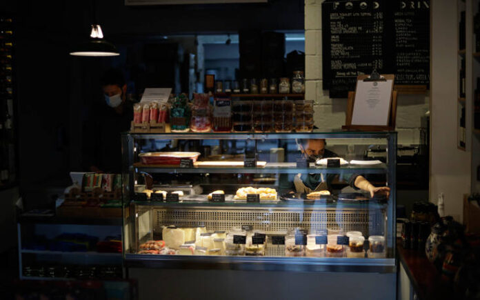 Βρετανοί στρέφονται στις τράπεζες τροφίμων για τα προς το ζην