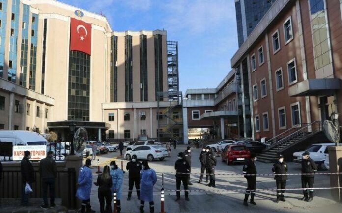 Δέκα οι νεκροί από τη φωτιά σε νοσοκομείο στο Γκαζιάντεπ