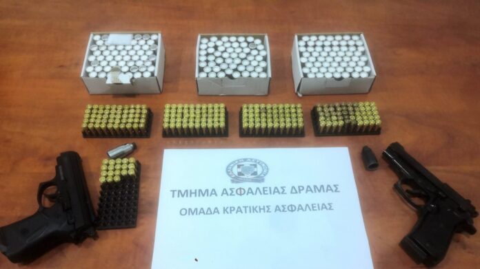 Δράμα: Όπλα και δεκάδες φωτοβολίδες σε σπίτι