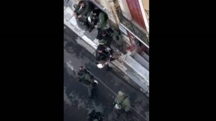 Τι υποστηρίζει ο αστυνομικός που «έπαιξε» με την ανθοδέσμη για τον Γρηγορόπουλο