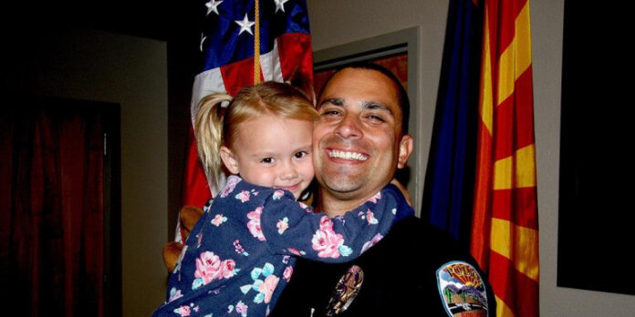 Ο αστυνομικός που έσωσε ένα κακοποιημένο κοριτσάκι και αποφάσισε να το υιοθετήσει