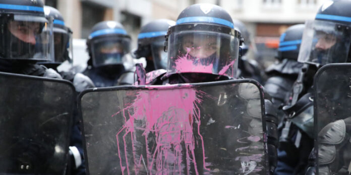 Γαλλία: Τουλάχιστον 60 αστυνομικοί τραυματίες σε βίαια επεισόδια σε όλη τη χώρα