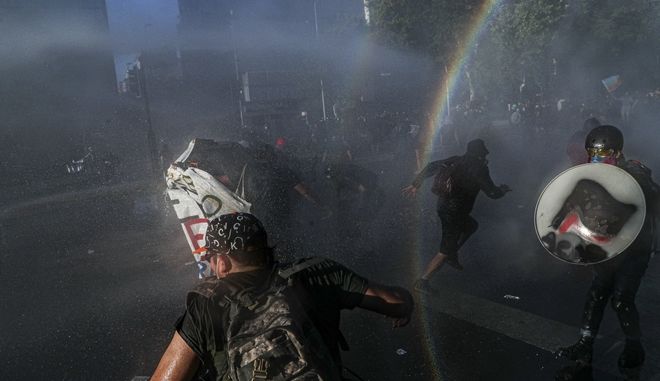 Χιλή: Σοκαριστικά πλάνα – H αστυνομία ρίχνει τοξικά υγρά σε διαδηλωτές – (VIDEO-ΦΩΤΟ)