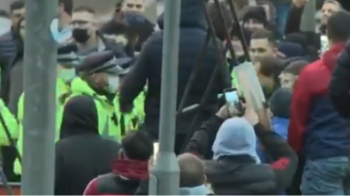 Βρετανία: Οργισμένοι φορτηγατζήδες συνεπλάκησαν με αστυνομικούς στο Ντόβερ