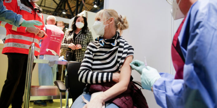 Γερμανία: Πρόωρα προβλήματα χρήσης του εμβολίου από ατομικά λάθη στη χρήση του -Δεν υπάρχει κίνδυνος, λέει η BioNTech