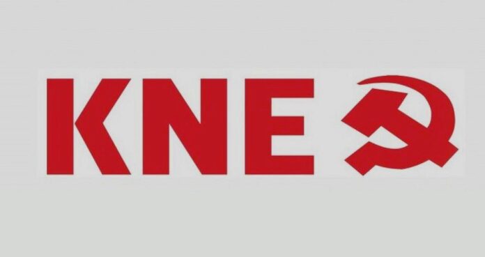 ΚΝΕ: Η αστυνομία παρεμπόδισε αντιπροσωπεία του Κεντρικού Συμβουλίου να αφήσει ένα λουλούδι στον τόπο της δολοφονίας του Αλ. Γρηγορόπουλου