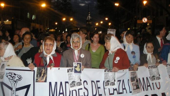 «Πτήσεις θανάτου»: Το κίνημα των Μητέρων που αποκάλυψε το πιο αποτρόπαιο μυστικό μιας δικτατορίας